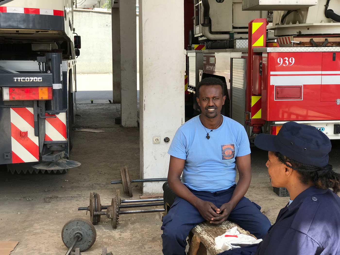 Feuerwehrleute in der HAuptfeuerwache von Addis warten auf den nächsten Einsatz